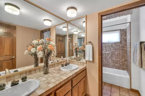 Bath - 7037 N 11th Dr, Phoenix, AZ 85021 photo 1 of 4