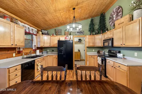 Kitchen - 2245 Double Bogey Way, Overgaard, AZ 85933 photo 2 of 2