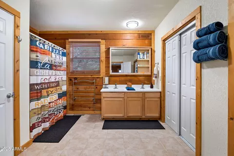 Bath - 2245 Double Bogey Way, Overgaard, AZ 85933 photo 1 of 3