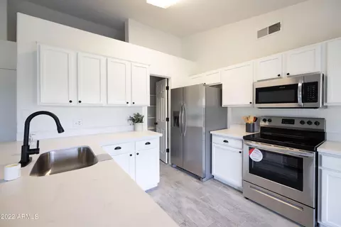 Kitchen - 2889 E Tyson Ct, Gilbert, AZ 85295 photo 4 of 7