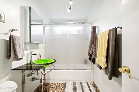 Bath - 1029 E Palo Verde Dr, Phoenix, AZ 85014 photo 2 of 2