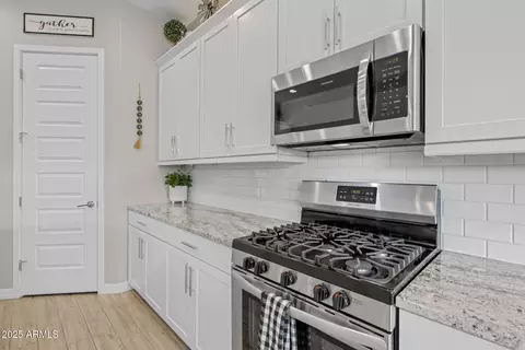 Kitchen - 2343 E Kelly Dr, Gilbert, AZ 85298 photo 3 of 7