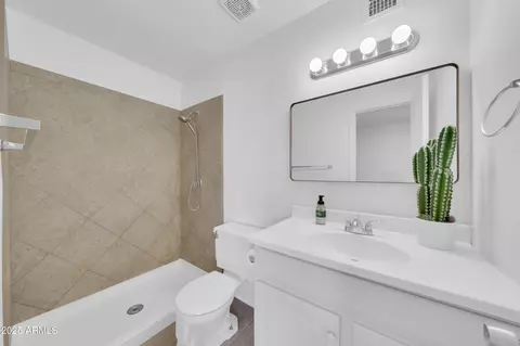 Bath - 2812 E Clarendon Ave, Phoenix, AZ 85016 photo 3 of 3