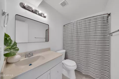 Bath - 2812 E Clarendon Ave, Phoenix, AZ 85016 photo 2 of 3
