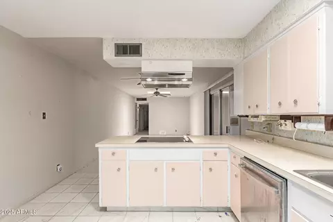 Kitchen - 405 E Thunderbird Trl, Phoenix, AZ 85042 photo 4 of 4