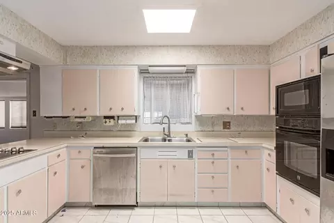 Kitchen - 405 E Thunderbird Trl, Phoenix, AZ 85042 photo 2 of 4