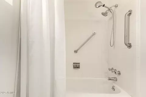 Bath - 405 E Thunderbird Trl, Phoenix, AZ 85042 photo 3 of 3