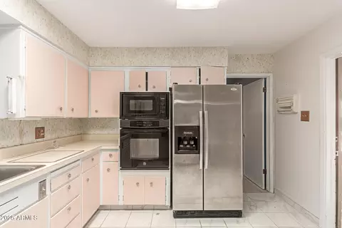 Kitchen - 405 E Thunderbird Trl, Phoenix, AZ 85042 photo 3 of 4