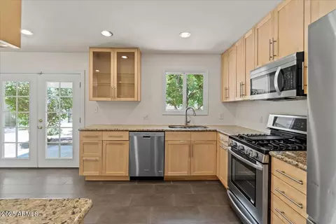Kitchen - 1922 E Concorda Dr, Tempe, AZ 85282 photo 5 of 6