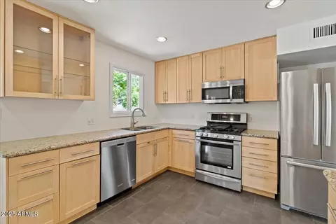 Kitchen - 1922 E Concorda Dr, Tempe, AZ 85282 photo 4 of 6
