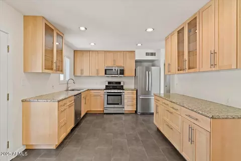 Kitchen - 1922 E Concorda Dr, Tempe, AZ 85282 photo 3 of 6