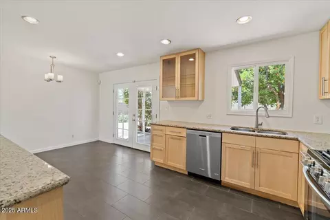 Kitchen - 1922 E Concorda Dr, Tempe, AZ 85282 photo 6 of 6