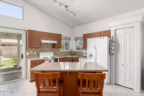 Kitchen - 1950 E Kings Ave, Phoenix, AZ 85022 photo 2 of 3