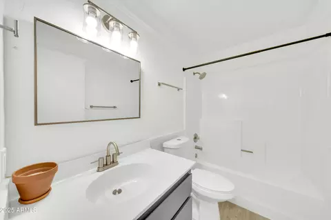 Bath - 3201 W Mohawk Ln, Phoenix, AZ 85027 photo 2 of 2