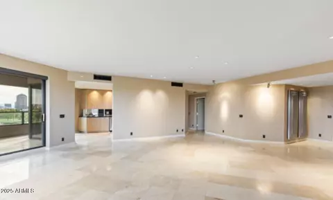 Living - 1040 E Osborn Rd #501, Phoenix, AZ 85014 photo 5 of 8