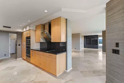 Kitchen - 1040 E Osborn Rd #501, Phoenix, AZ 85014 photo 4 of 5