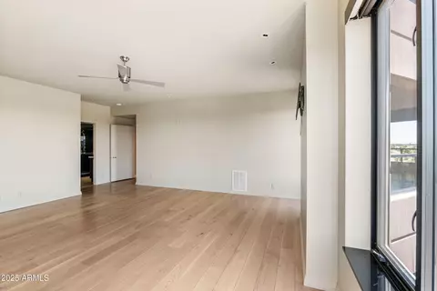 Living - 1040 E Osborn Rd #501, Phoenix, AZ 85014 photo 8 of 8