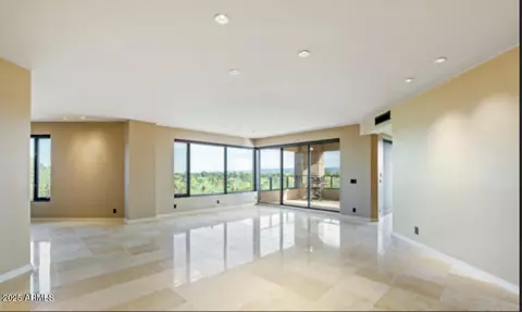 Living - 1040 E Osborn Rd #501, Phoenix, AZ 85014 photo 1 of 8