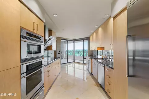 Kitchen - 1040 E Osborn Rd #501, Phoenix, AZ 85014 photo 3 of 5