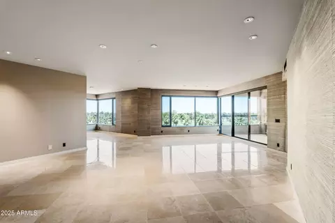 Living - 1040 E Osborn Rd #501, Phoenix, AZ 85014 photo 7 of 8