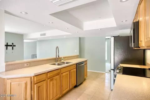 Kitchen - 4032 E Cannon Dr, Phoenix, AZ 85028 photo 1 of 2
