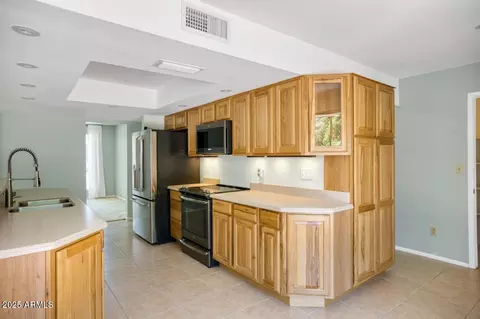 Kitchen - 4032 E Cannon Dr, Phoenix, AZ 85028 photo 2 of 2