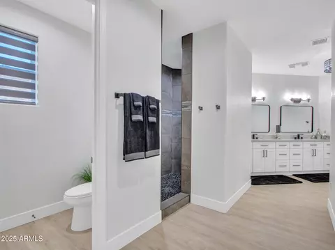 Bath - 3903 E Melody Dr, Phoenix, AZ 85042 photo 6 of 9