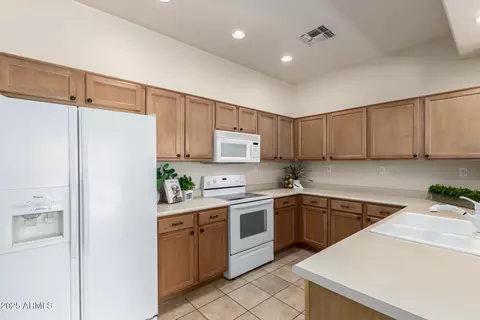 Kitchen - 7445 Eagle Crest Dr #1111, Mesa, AZ 85207 photo 2 of 4