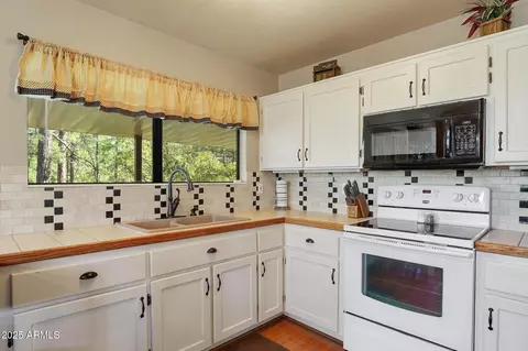 Kitchen - 6869 W Ute Trl, Pine, AZ 85544 photo 2 of 2