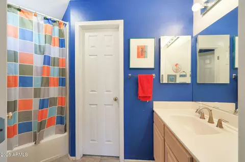 Bath - 9932 N 16th Pl E, Phoenix, AZ 85020 photo 1 of 3