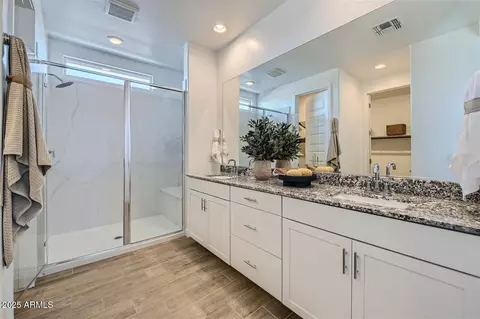 Bath - 8048 E Paloma Ave, Mesa, AZ 85212 photo 3 of 4