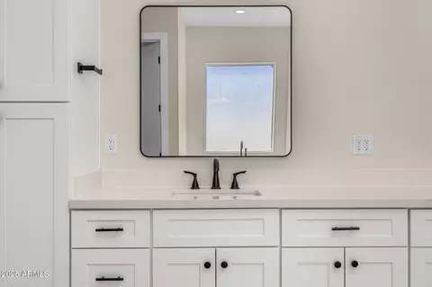 Bath - 4124 E Indianola Ave, Phoenix, AZ 85018 photo 1 of 8