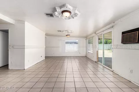 Living - 2401 N 27th St, Phoenix, AZ 85008 photo 5 of 6