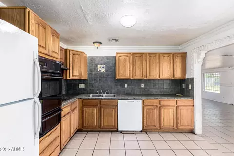 Kitchen - 2401 N 27th St, Phoenix, AZ 85008 photo 3 of 3