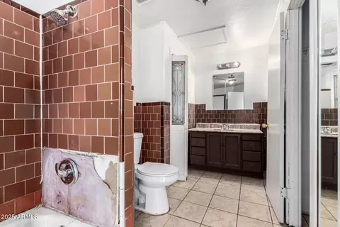 Bath - 2401 N 27th St, Phoenix, AZ 85008 photo 1 of 2