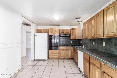 Kitchen - 2401 N 27th St, Phoenix, AZ 85008 photo 2 of 3