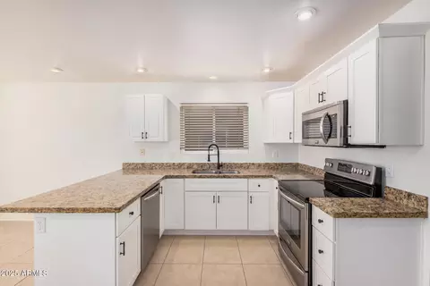 Kitchen - 15440 S 38th St, Phoenix, AZ 85044 photo 2 of 3