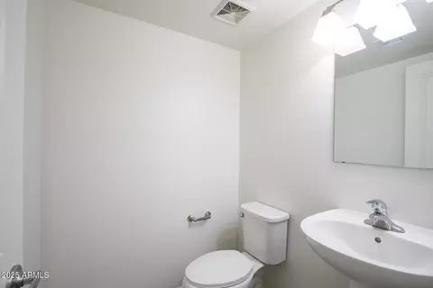 Bath - 3113 E Danbury Rd #10, Phoenix, AZ 85032 photo 3 of 3