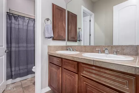 Bath - 3824 E Parkside Ln, Phoenix, AZ 85050 photo 4 of 4
