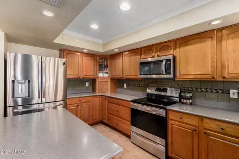 Kitchen - 4601 E Sunnyside Ln, Phoenix, AZ 85032 photo 3 of 3