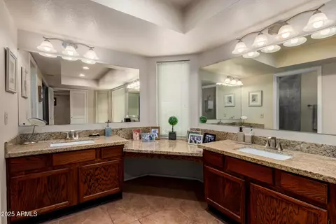 Bath - 4601 E Sunnyside Ln, Phoenix, AZ 85032 photo 2 of 4