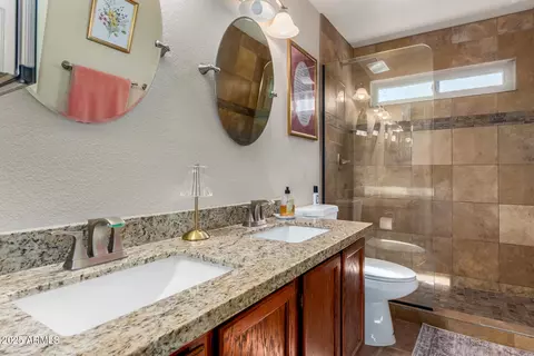 Bath - 4601 E Sunnyside Ln, Phoenix, AZ 85032 photo 4 of 4