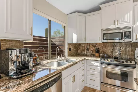 Kitchen - 4605 E Swilling Rd, Phoenix, AZ 85050 photo 3 of 4