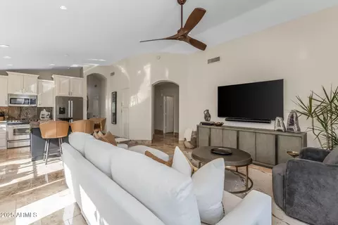 Living - 4605 E Swilling Rd, Phoenix, AZ 85050 photo 2 of 3