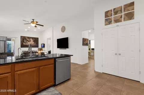 Kitchen - 1725 E Chanute Pass, Phoenix, AZ 85040 photo 2 of 4