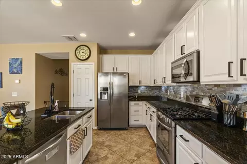 Kitchen - 3936 E Narrowleaf Dr, Gilbert, AZ 85298 photo 5 of 6