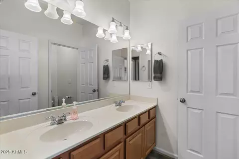 Bath - 3936 E Narrowleaf Dr, Gilbert, AZ 85298 photo 3 of 4