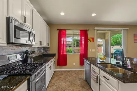 Kitchen - 3936 E Narrowleaf Dr, Gilbert, AZ 85298 photo 3 of 6