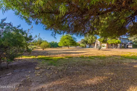 Exterior - 811 Eugie Ave, Phoenix, AZ 85022 photo 8 of 12