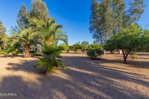 Exterior - 811 Eugie Ave, Phoenix, AZ 85022 photo 10 of 12